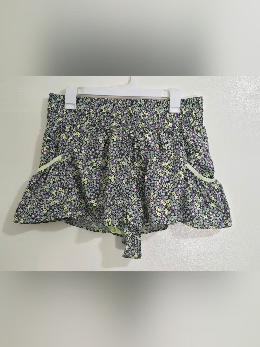 FP Movement Get Your Flirt On Smocked Waist Purple Floral Shorts Size L Pockets